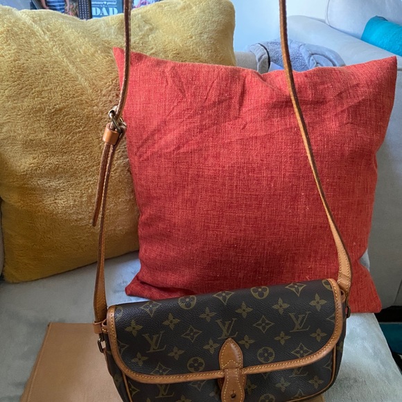 Louis Vuitton - Picture 4 of 15